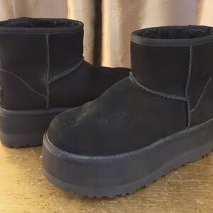 SOLD  Beautiful Classic Ugg Platform Ankle Black Boots. Size:5. Like New